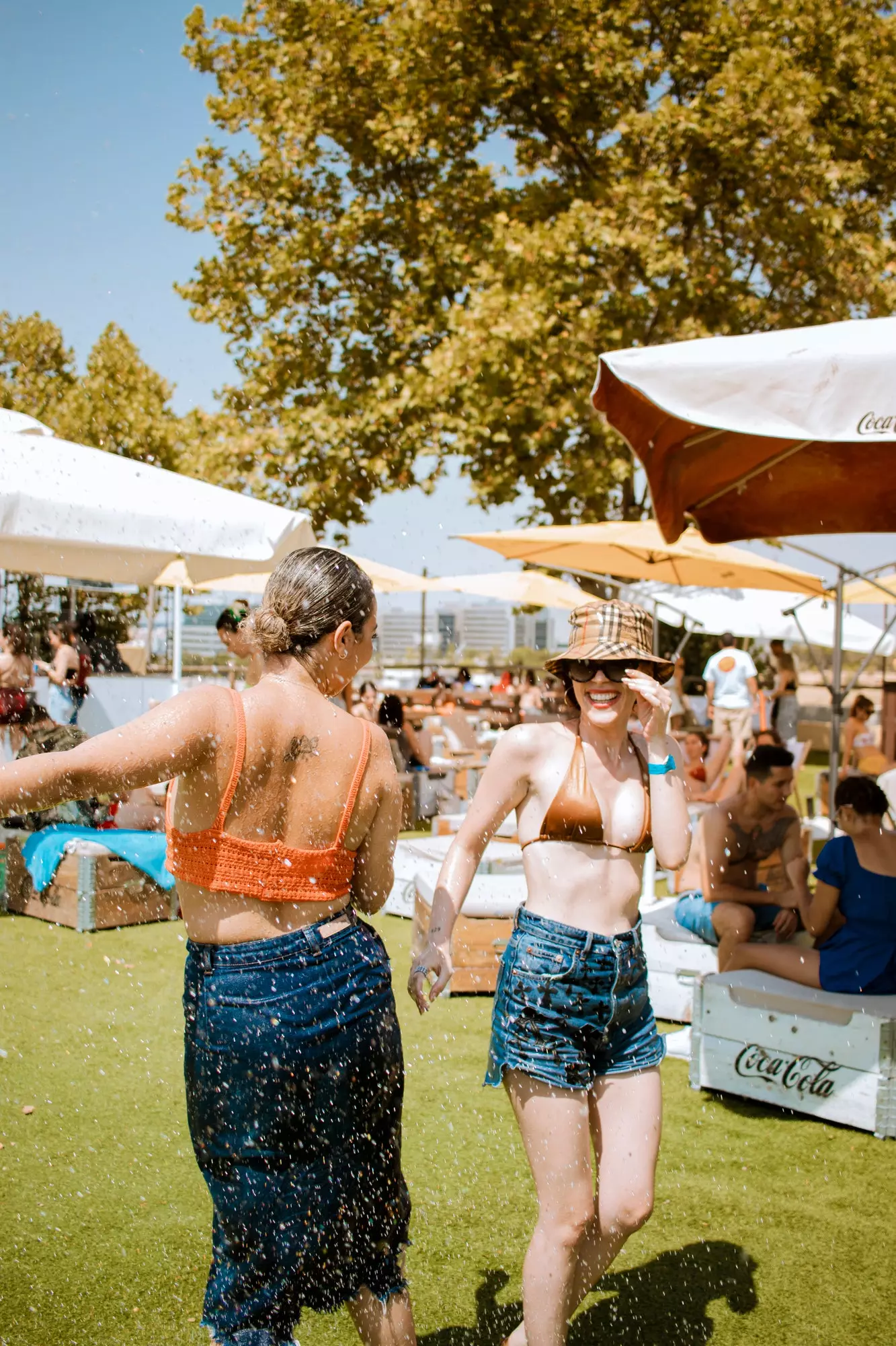 Meisjes dansen op het waterfeest van Autocine Madrid