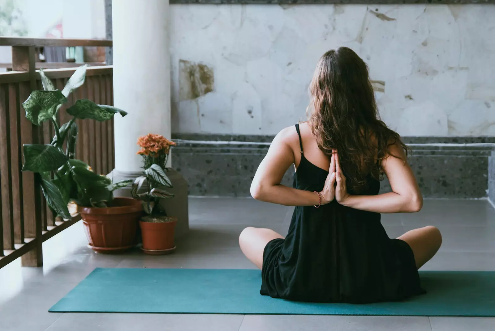 meisje doet yoga op het terras