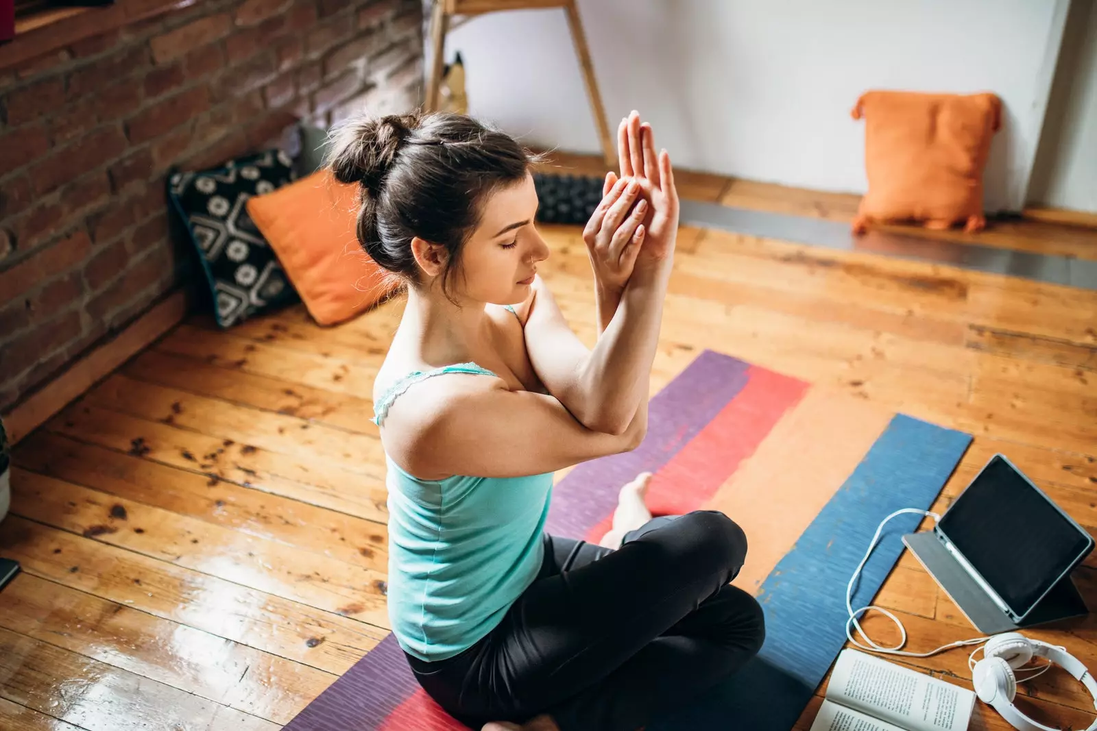 gadis melakukan yoga di rumah