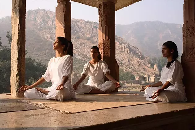 Meditation kan være alene eller i en gruppe