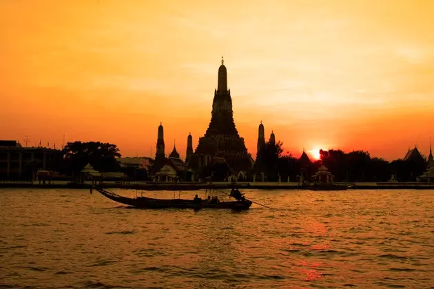 Chao Phraya River Mto wa Wafalme na shughuli frenetic ya Bangkok