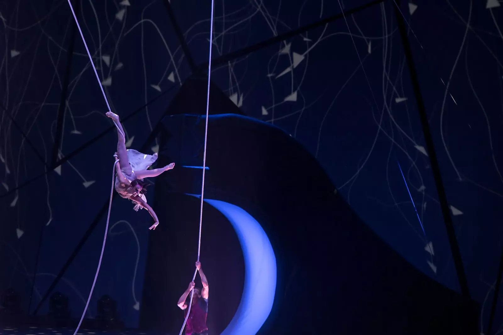 Акробатот настапува во шоуто Cirque du Soleil