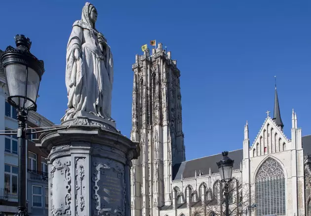 Standbeeld van Margaretha van Oostenrijk met de St. Rumold-kathedraal op de achtergrond