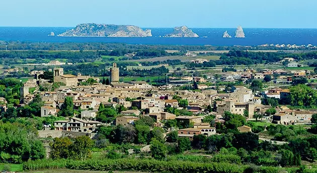 Vue panoramique de Pals avec les îles Medes en arrière-plan