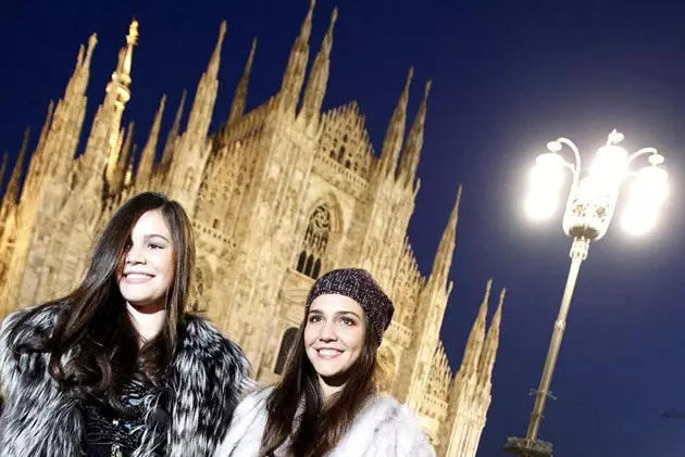 Sisters Margherita dan Teresa Missoni di Minggu Fesyen Milan tahun lepas