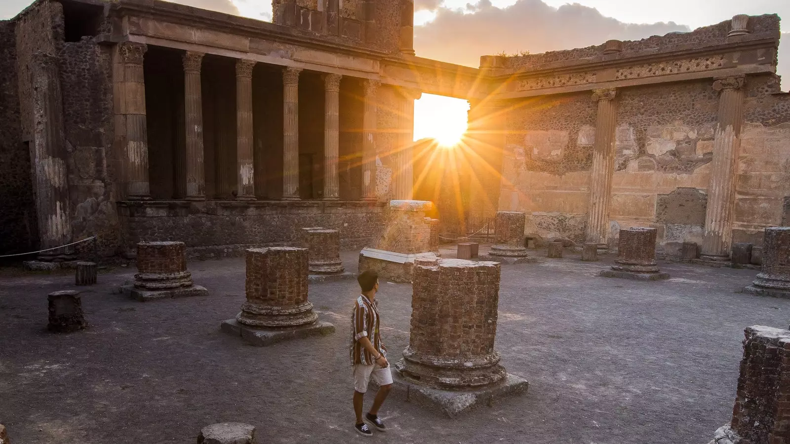 Pompeii mji imefagiwa na Vesuvius