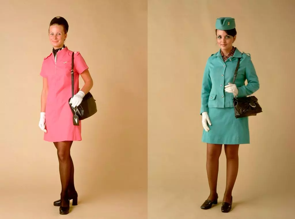 de 'vintage' uniformen van British Airways en Singapore Airlines