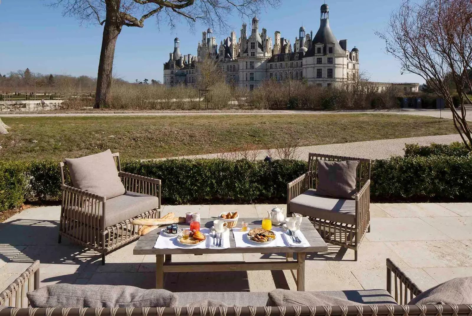 Терраса с видом на Le Relais de Chambord