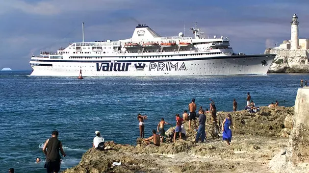 Pelayaran tiba di Malecon