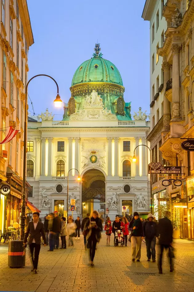 Eine Straße in Wien mit der Hofburg im Hintergrund