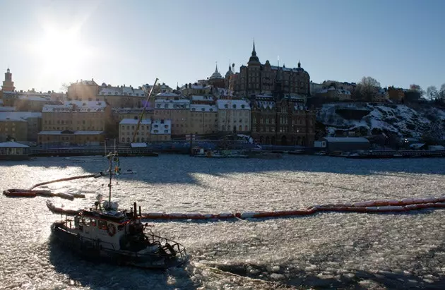 Vista moderna del territorio dell'isola di Södermalm con il lago ghiacciato Mälaren