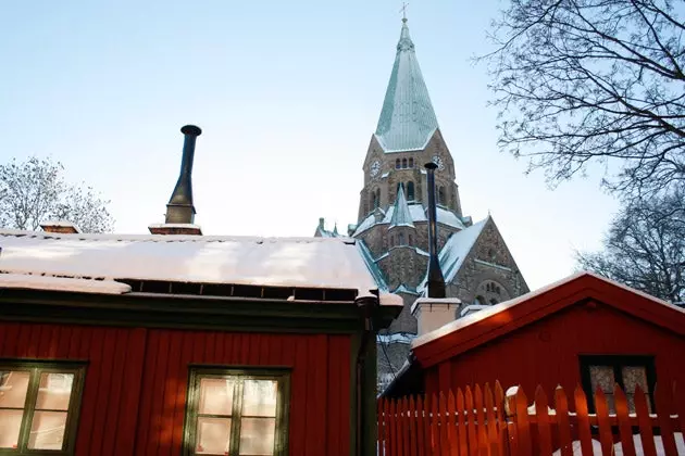 Traditionelle Holzhäuser mit der Sofia-Kirche im Hintergrund