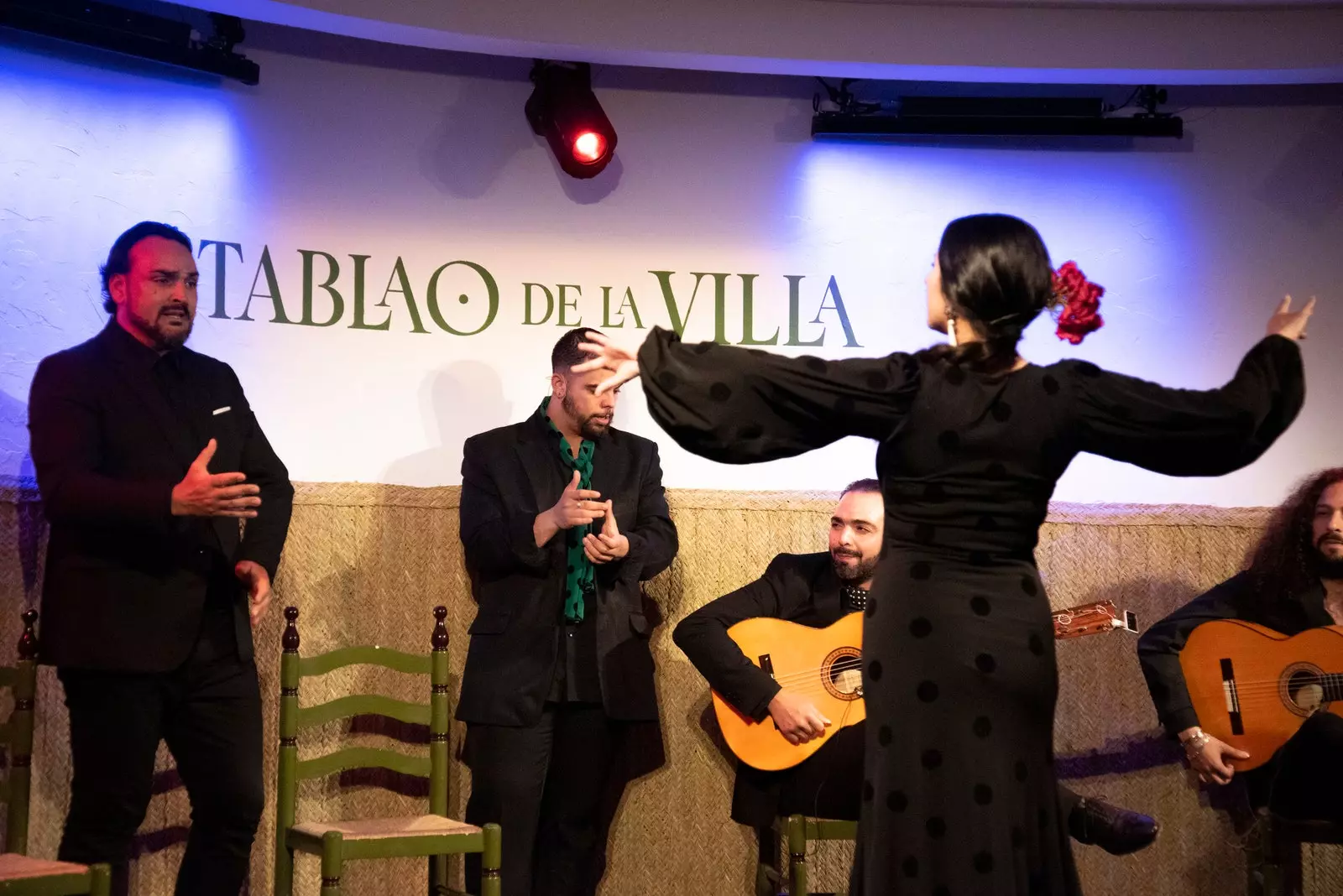 Dançarino e cantores se apresentando no Tablao de la Villa