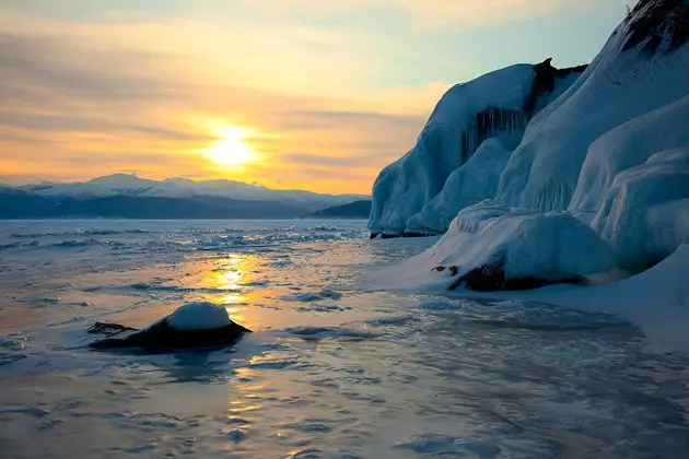 D'Vergaangenheet vun de Saisonen iwwer Lake Baikal gesäit onheemlech an enger zwou Minutte Timelapse aus