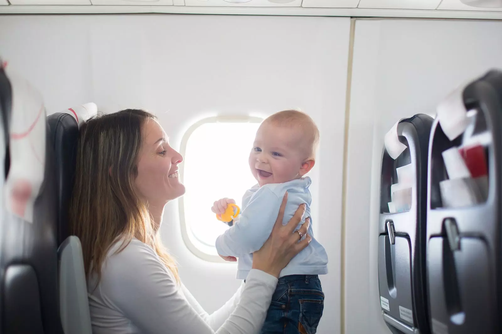 In de noodrij vindt u meestal de stoelen die zijn ingeschakeld om met baby's te reizen