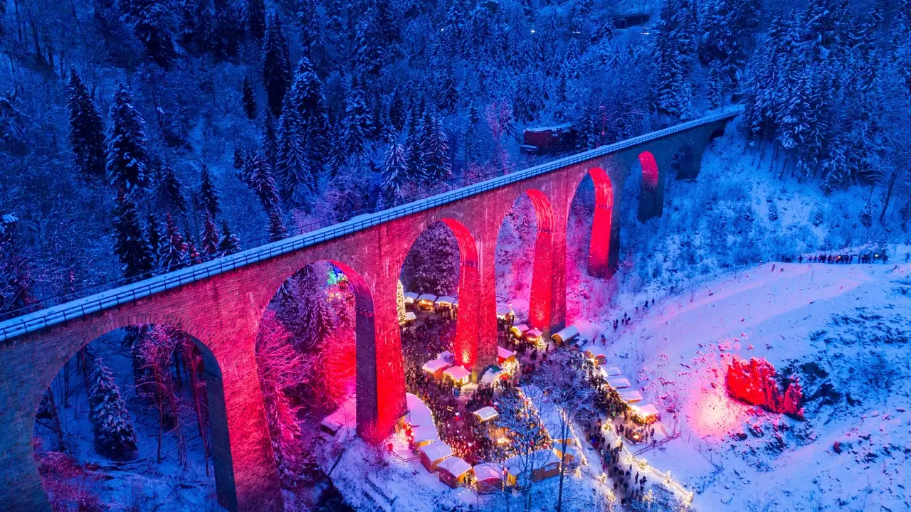 Der eindrucksvollste Weihnachtsmarkt Europas: Unter einem Viadukt zwischen dem dichten Schwarzwald