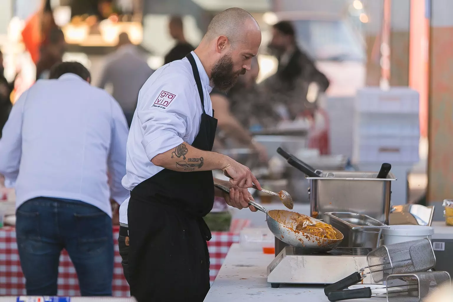 Šéfkuchař vaří italské jídlo na festivalu The Authentic Italian Table v Barceloně