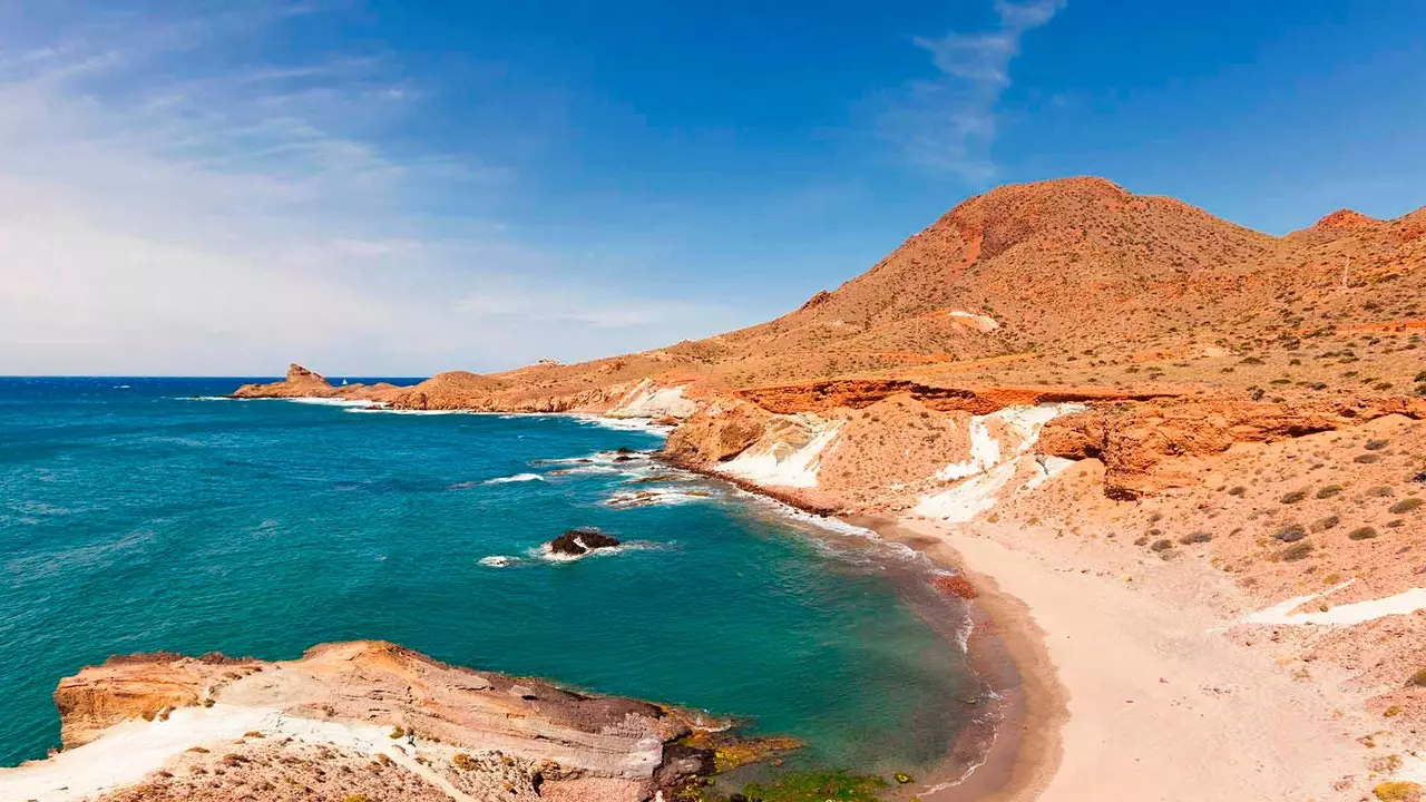 Cala Rajá: pantai paling liar dan paling sunyi di Cabo de Gata