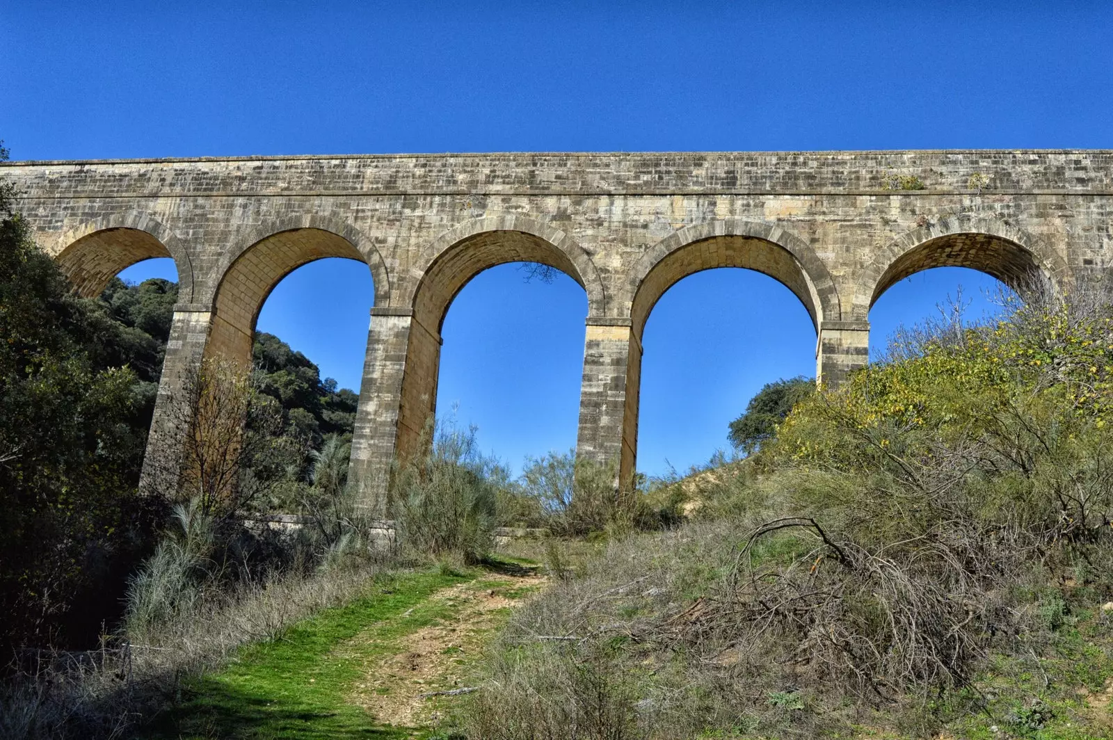 En stenakvedukt från 1800-talet i fältet San Agustín de Guadalix.