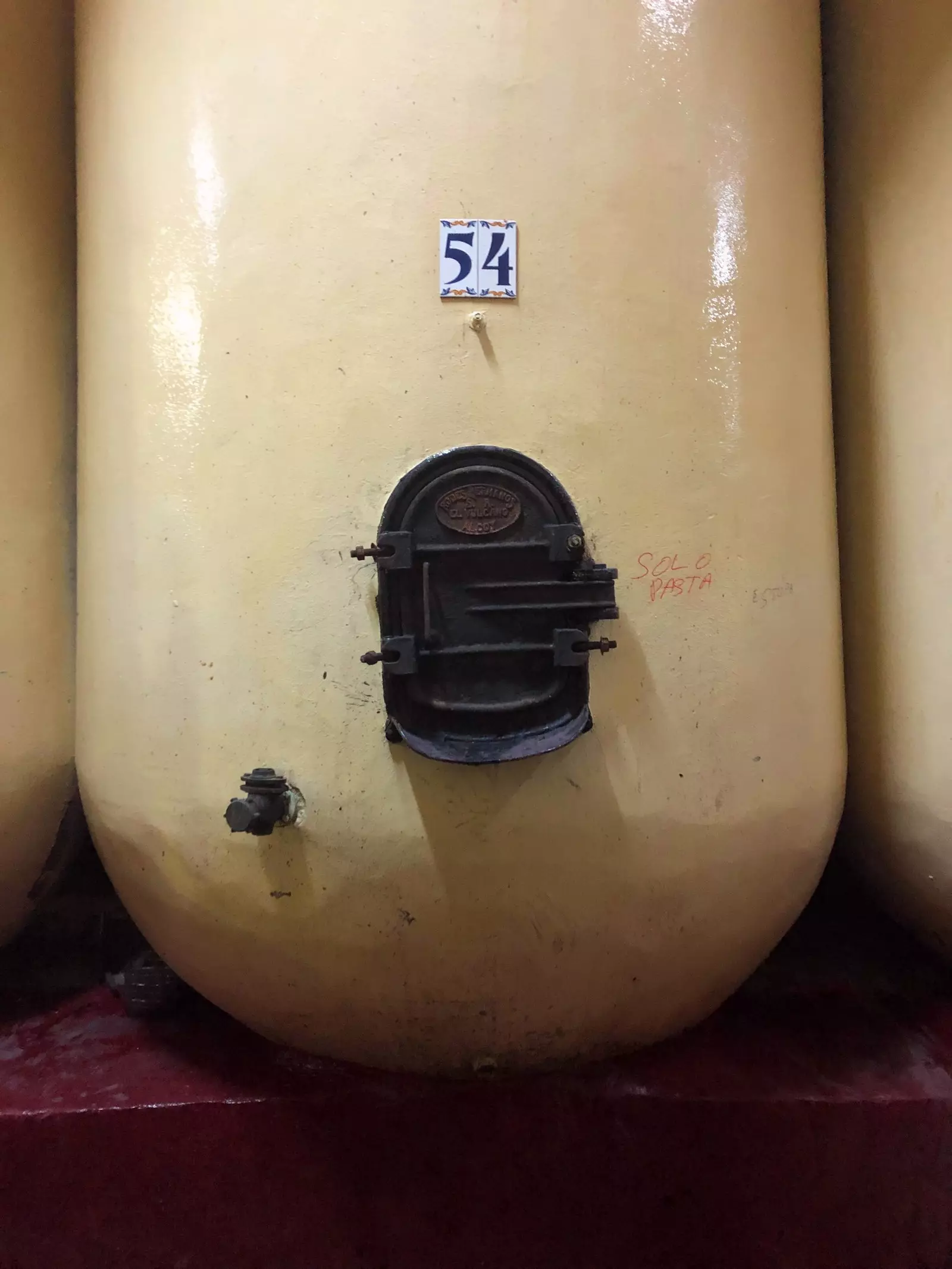 Betonnen tank in Bodegas Cristo del Humilladero in Cadalso de los Vidrios.