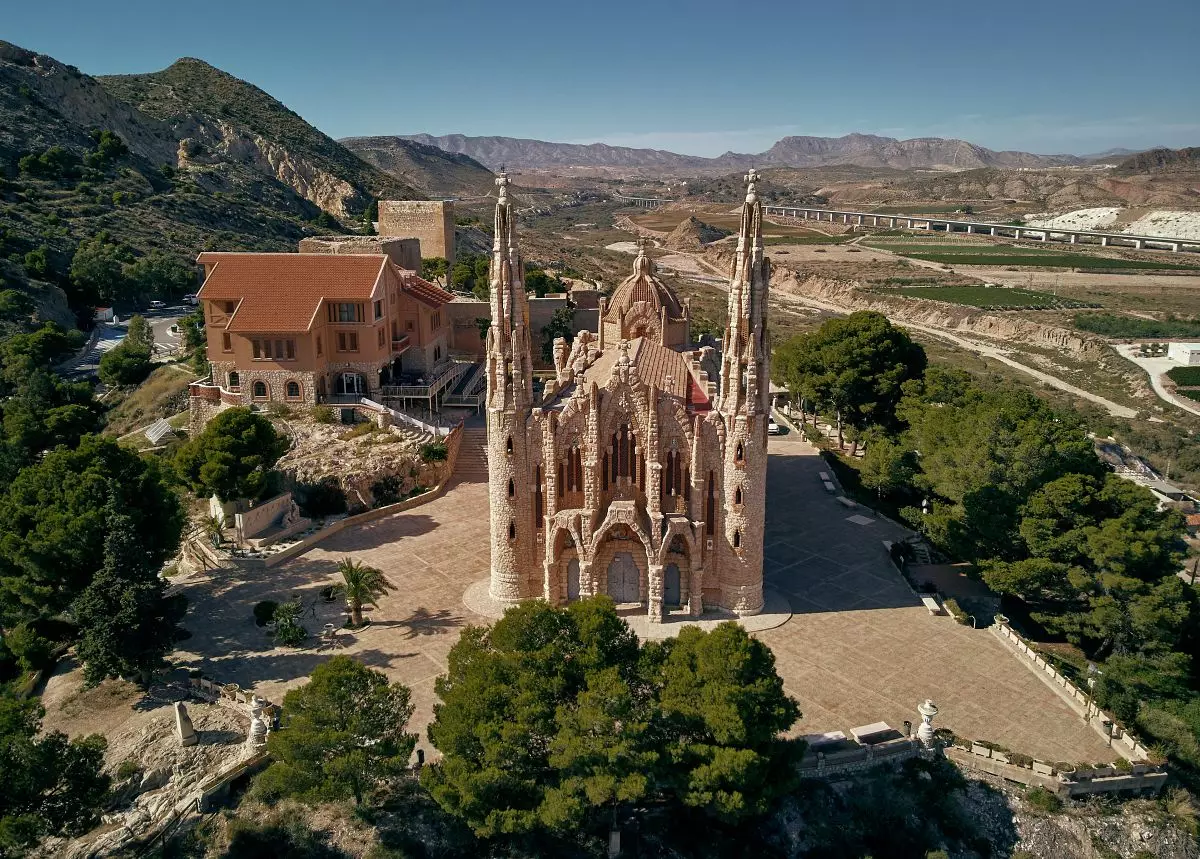 Vedere aeriană a Santa María Magdalena din Novelda Alicante.