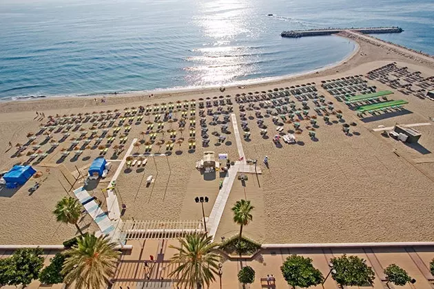 Il-logħba tas-siġġijiet iżda bil-hammocks u l-umbrelel