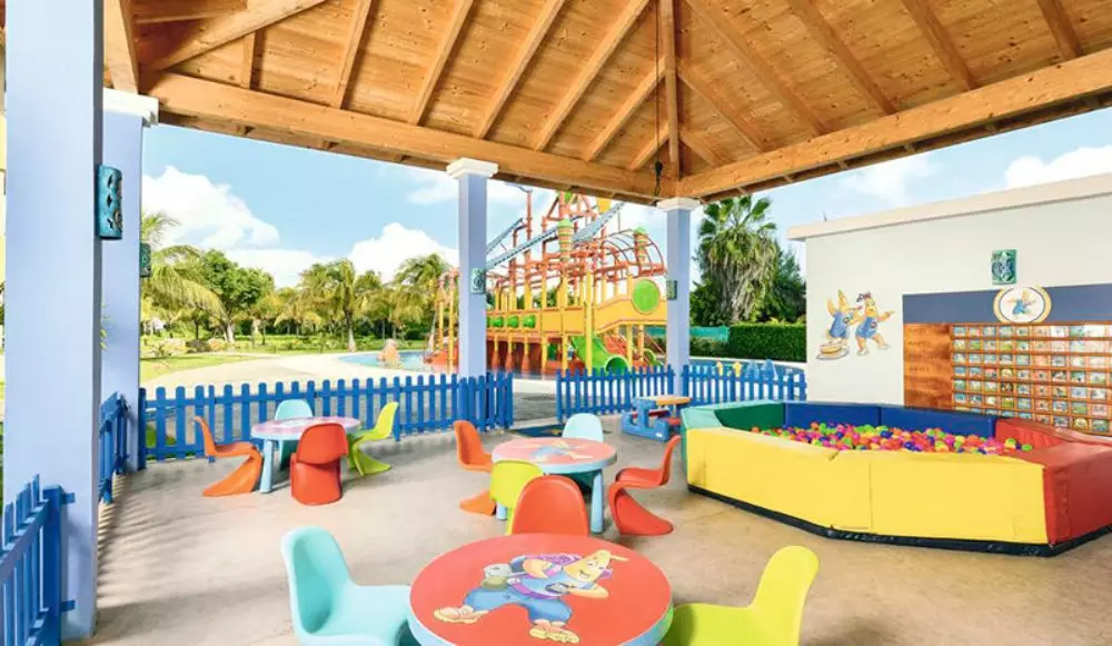 Nel miniclub dell'hotel Iberostar Varadero non ci sono muri e c'è tanto divertimento e apprendimento.