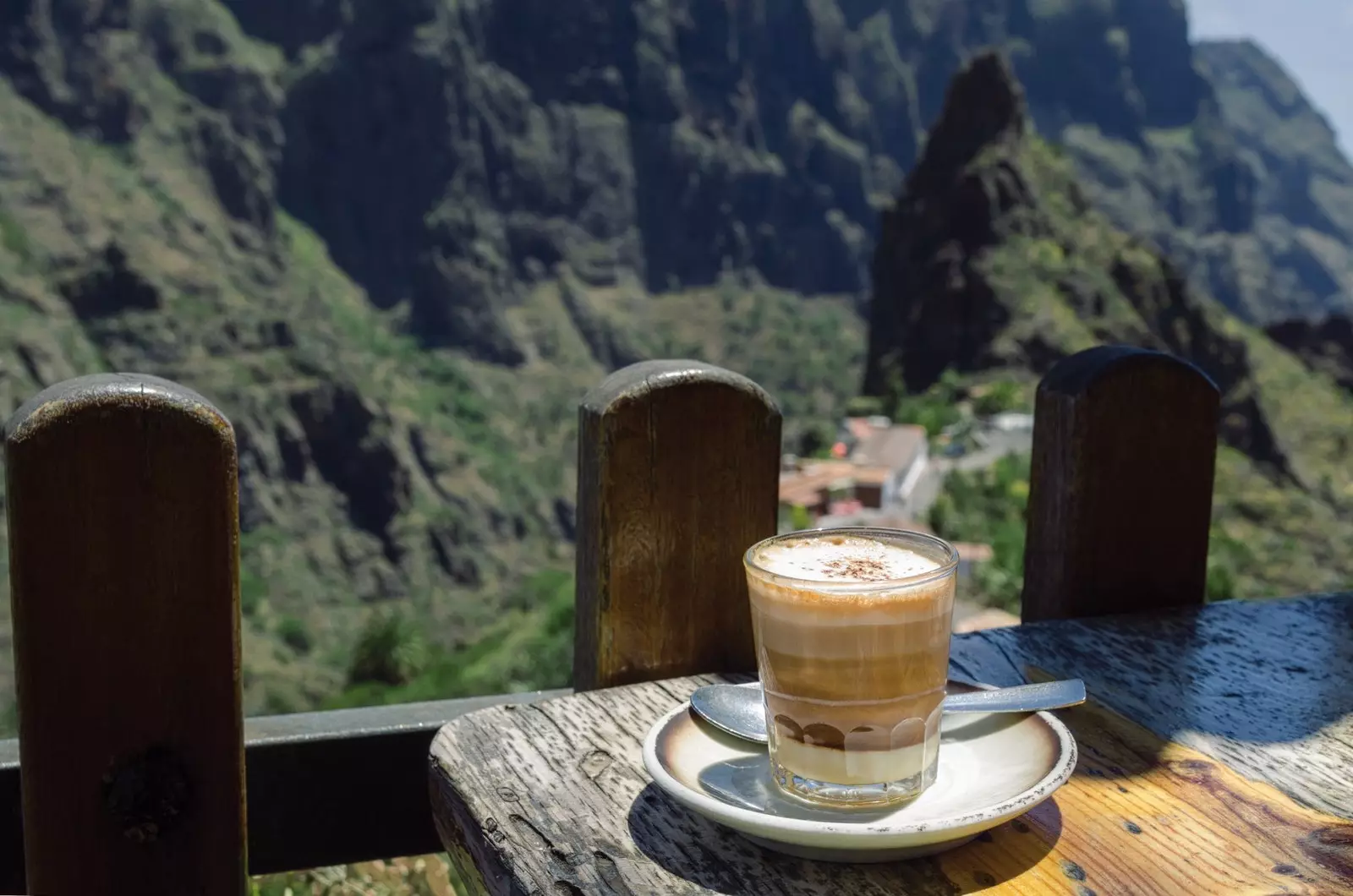 Likörlü ve sütlü bir çeşit espresso