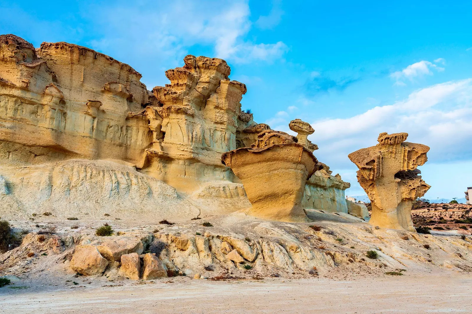 Natürlich erodierte Felsen am Strand von Bolnuevo in der Region Murcia