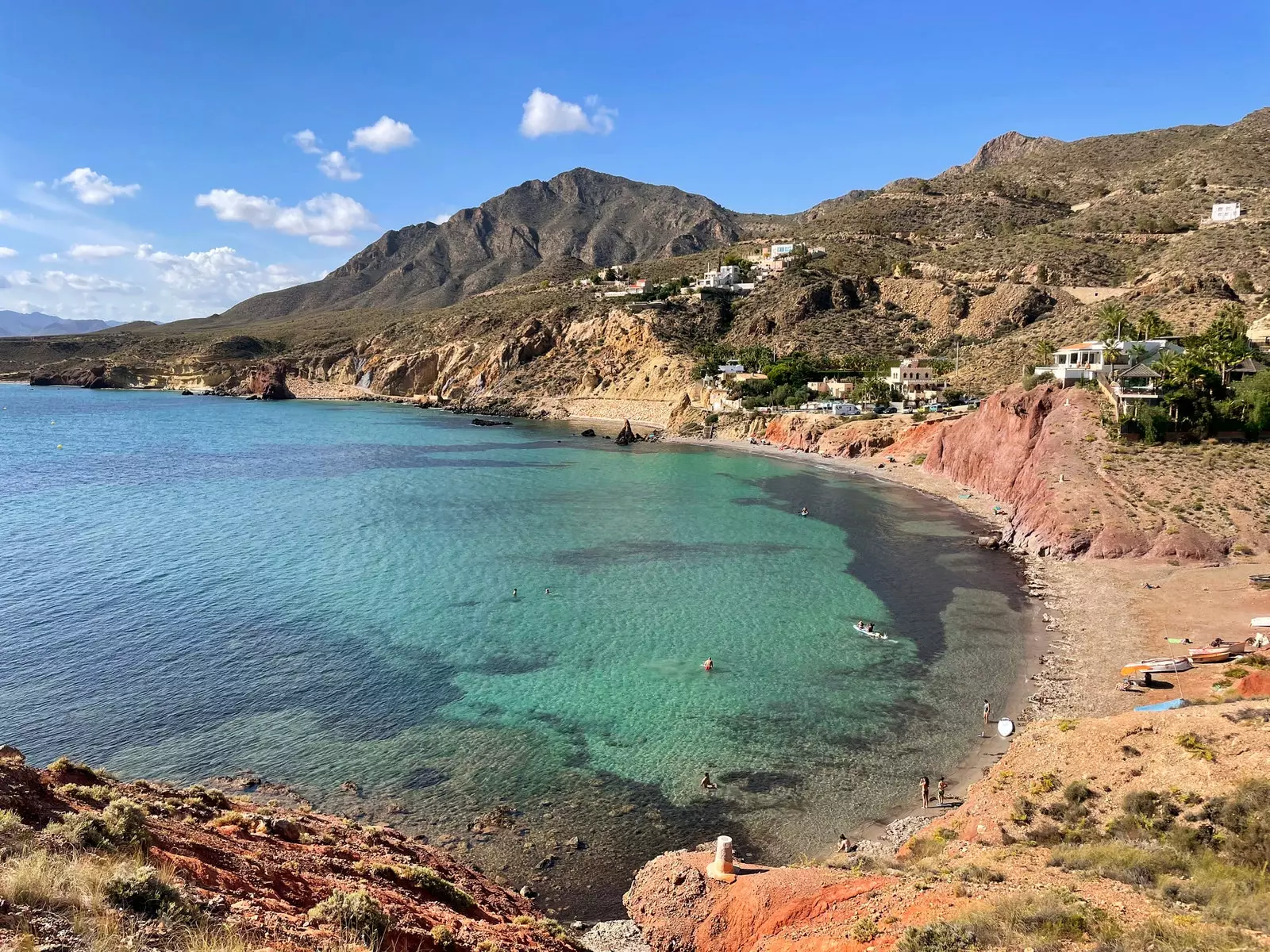 Panoramesch Vue op eng vun de Buchten mat glaskloerem Waasser an der Bolnuevo Bay