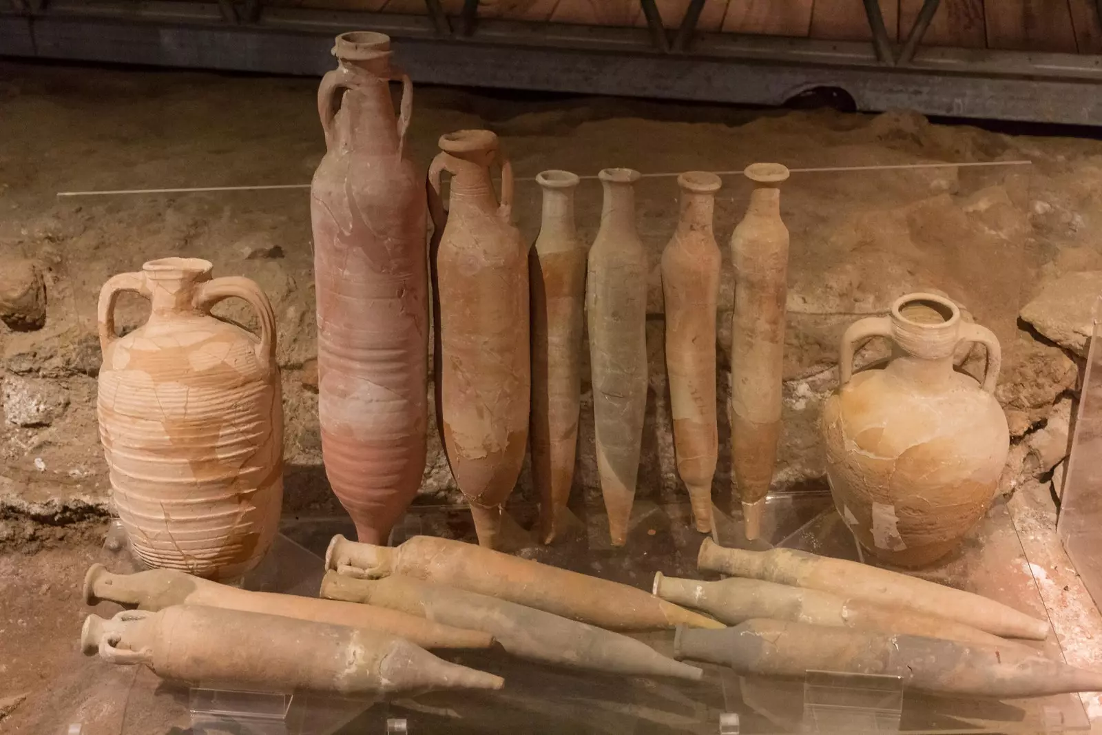 Set vun antike Amphoraen am Archäologesche Musée a Réimer Salzfabrik vu Mazarrón zu Murcia