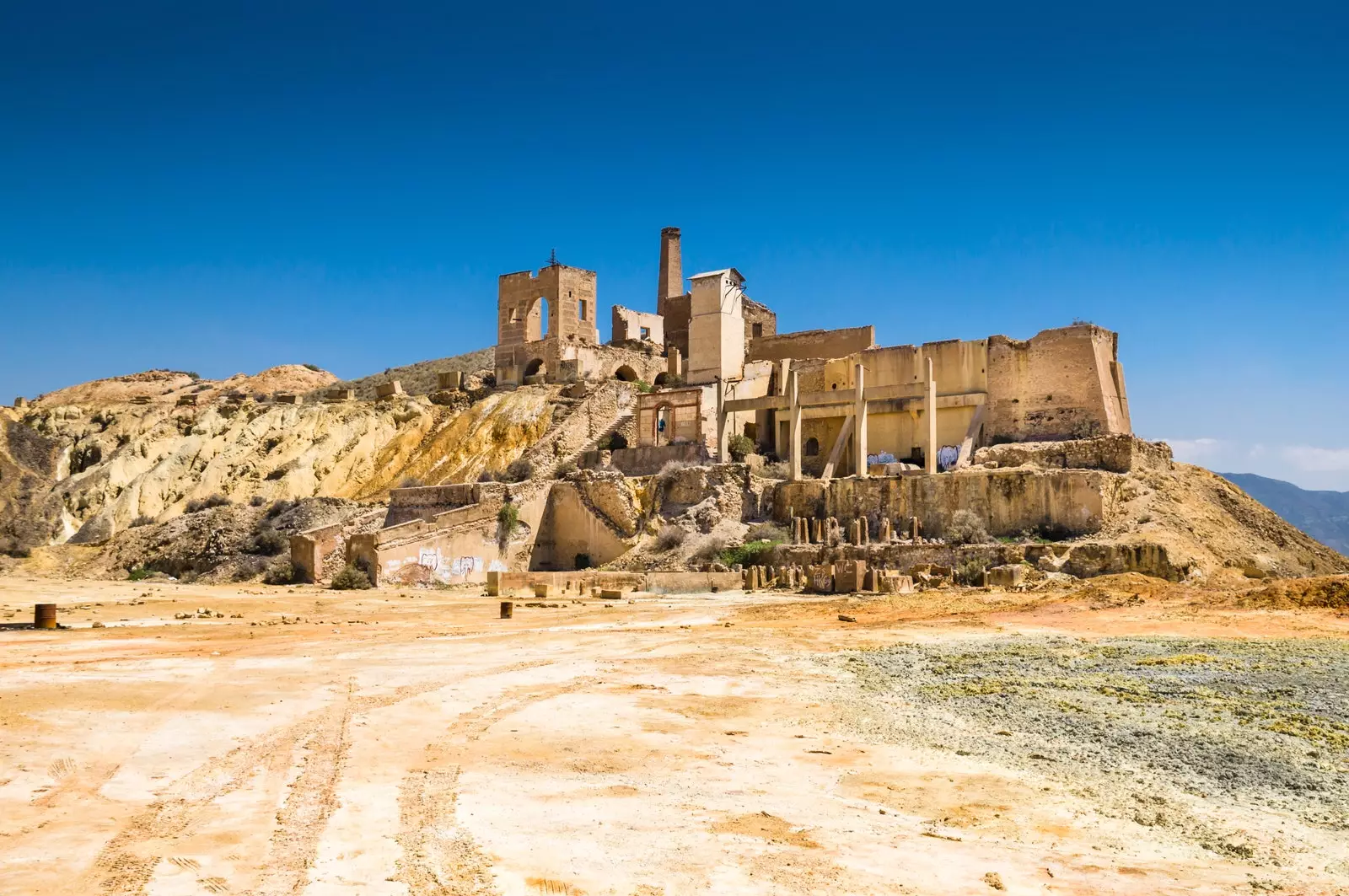 Vues d'une mine en ruine dans la ville de Mazarrón