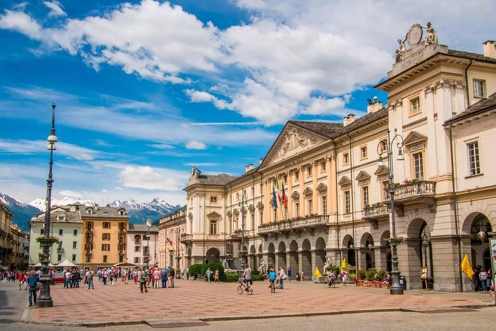 Piazza Chanoux, kas atrodas Via Jean Baptiste de Tilier