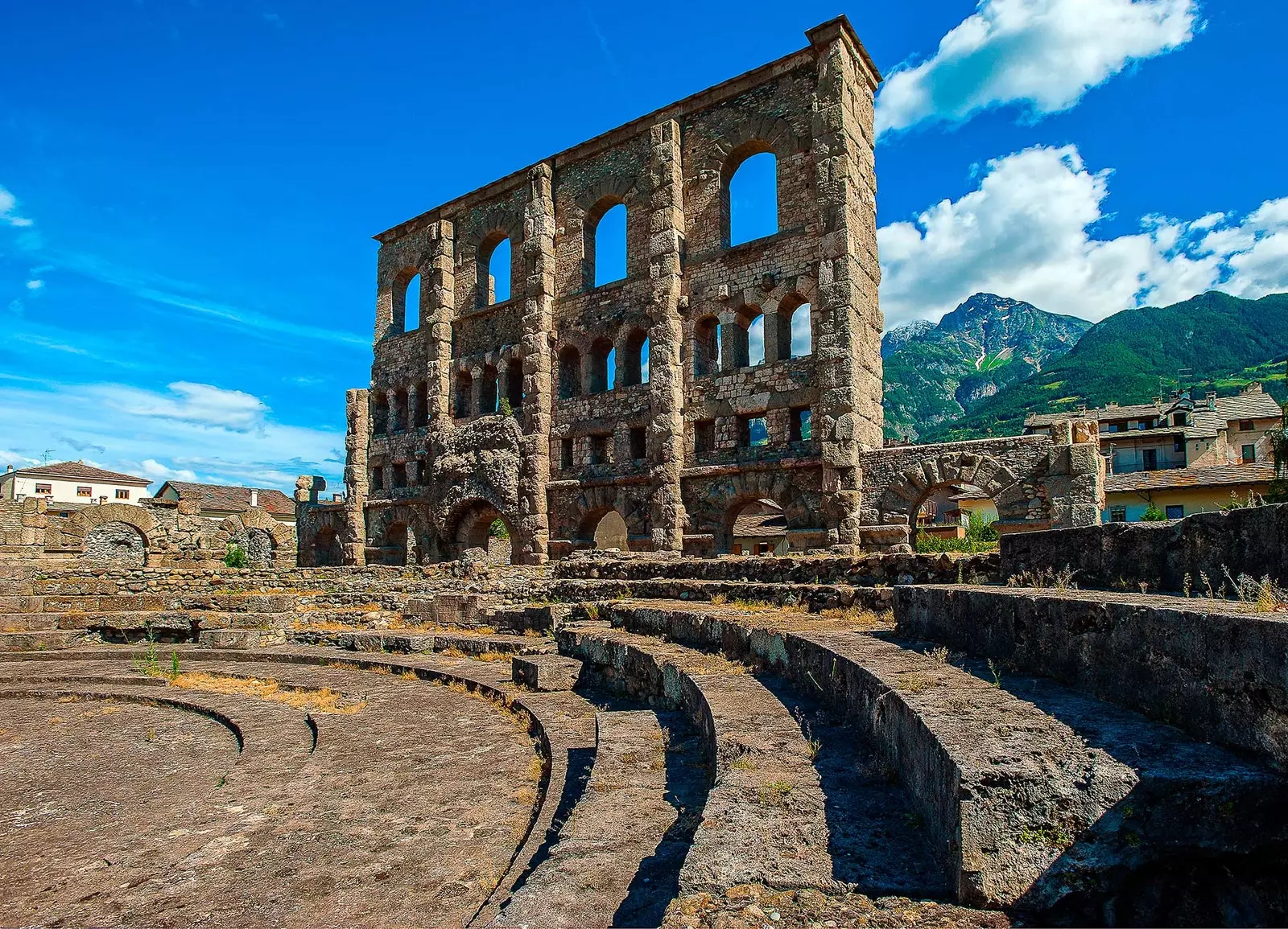 O Teatro Romano e o imponente maciço de Gran Combin