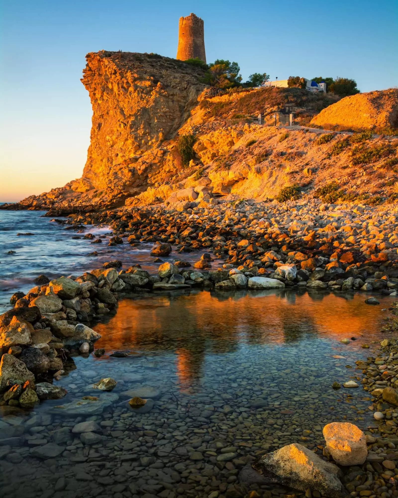 La baia di Charco con la torre Xarco sullo sfondo a Villajoyosa Alicante