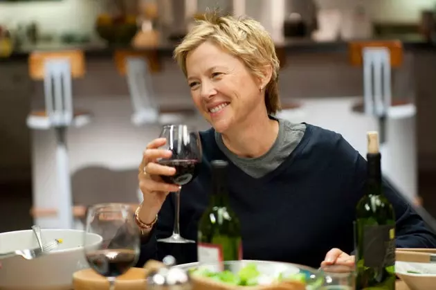 Annette Bening bevent UNA copa de vi al dia