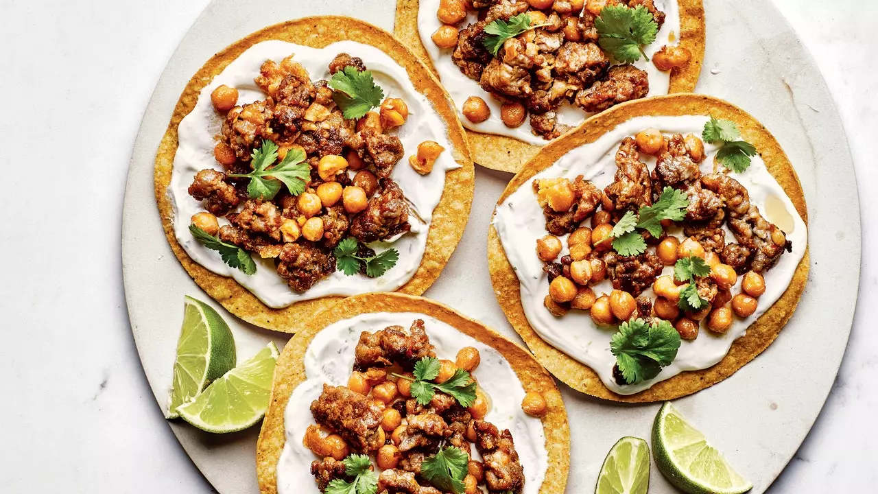 Rejseopskrift: Mexicansk toast med chorizo og kikærter