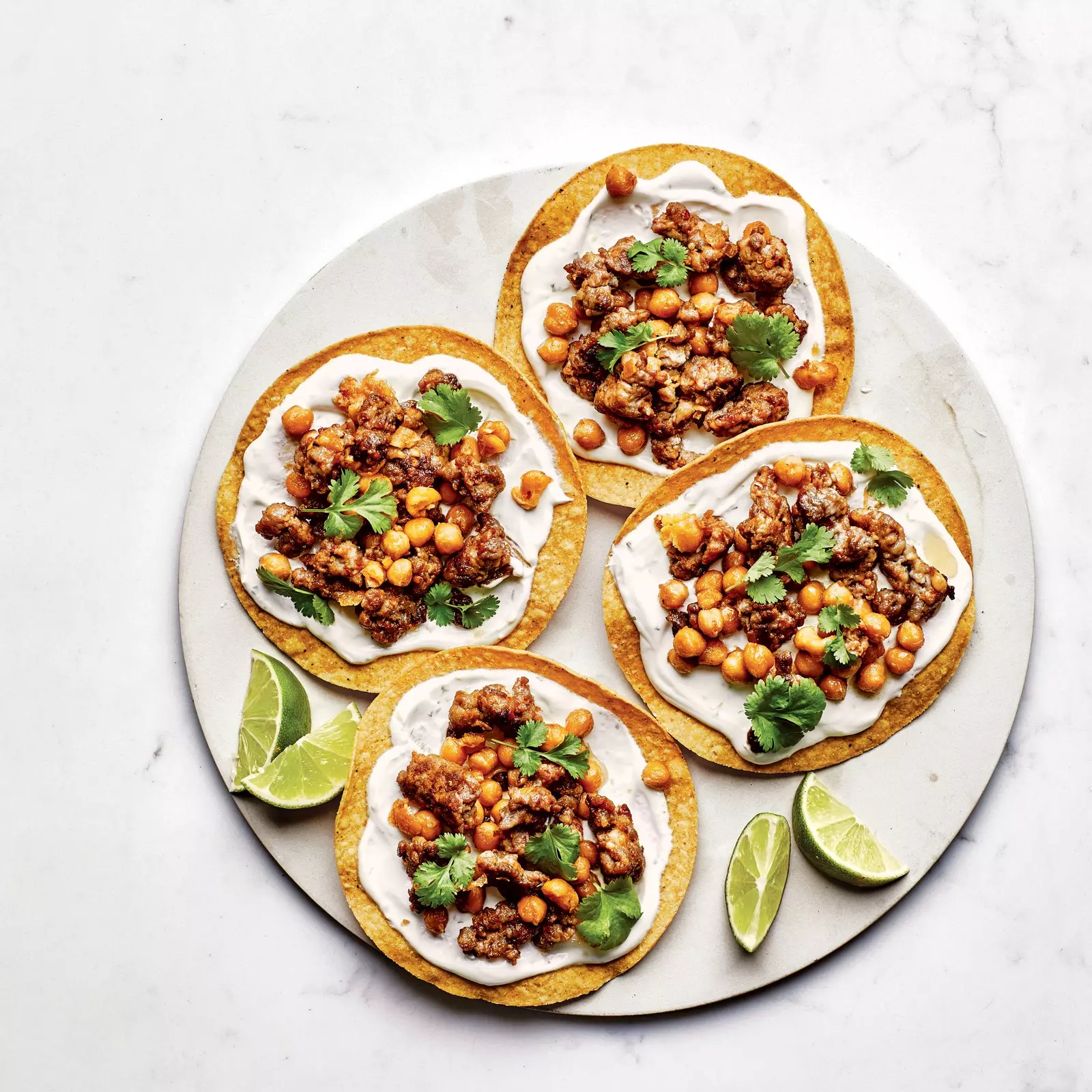 Leabhar oideas don Lucht Siúil Toasts Mheicsiceo le chorizo agus chickpeas