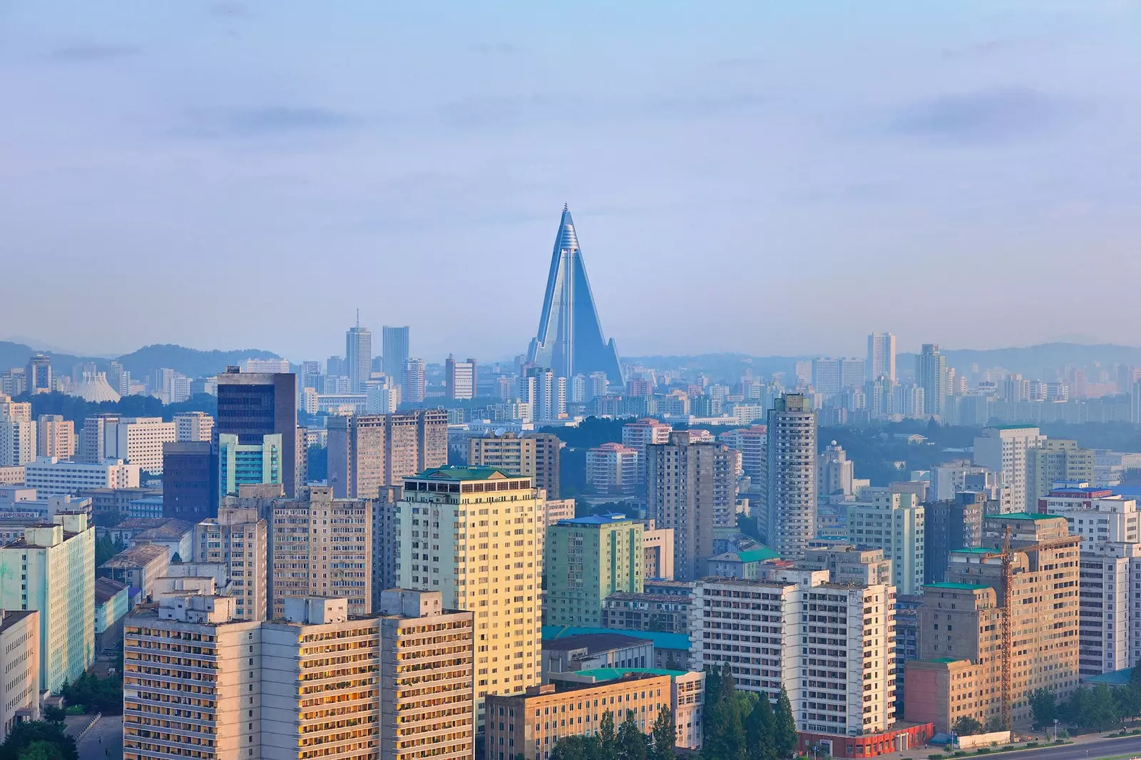 Skyline de Pyongyang des de l'hotel Yanggakdo