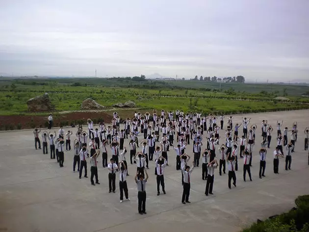 Studenti durante i loro esercizi mattutini PUST