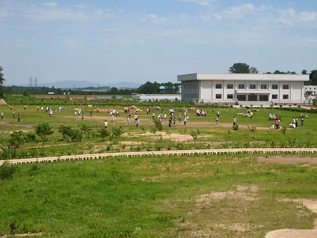 PUST studentai, žaidžiantys futbolą Šiaurės Korėjoje