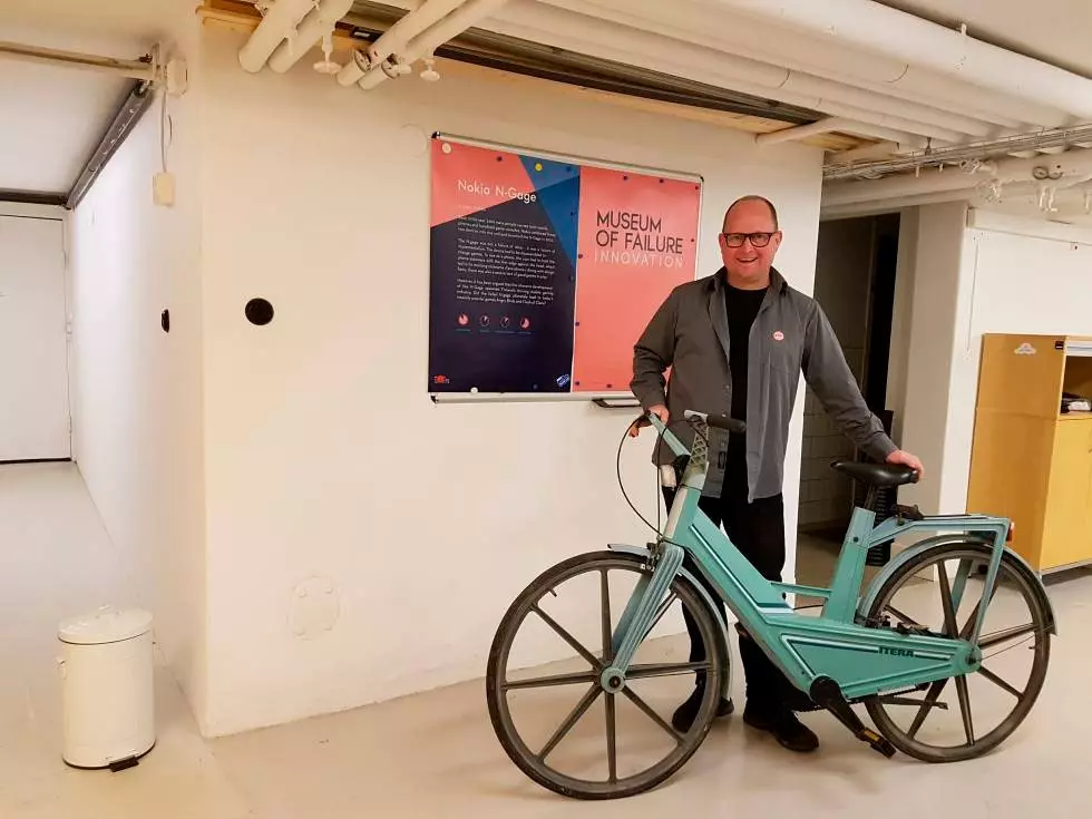 Samuel West posiert mit einem rostfreien Fahrrad, das zum Laufen unbrauchbar war