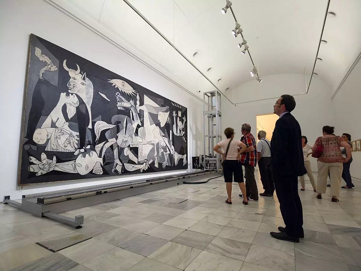 Visitatore del Museo Reina Sofía che contempla Guernica