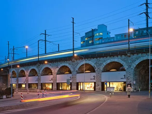 Viadukt un centre commercial réalisé dans les travées du grand viaduc ferroviaire