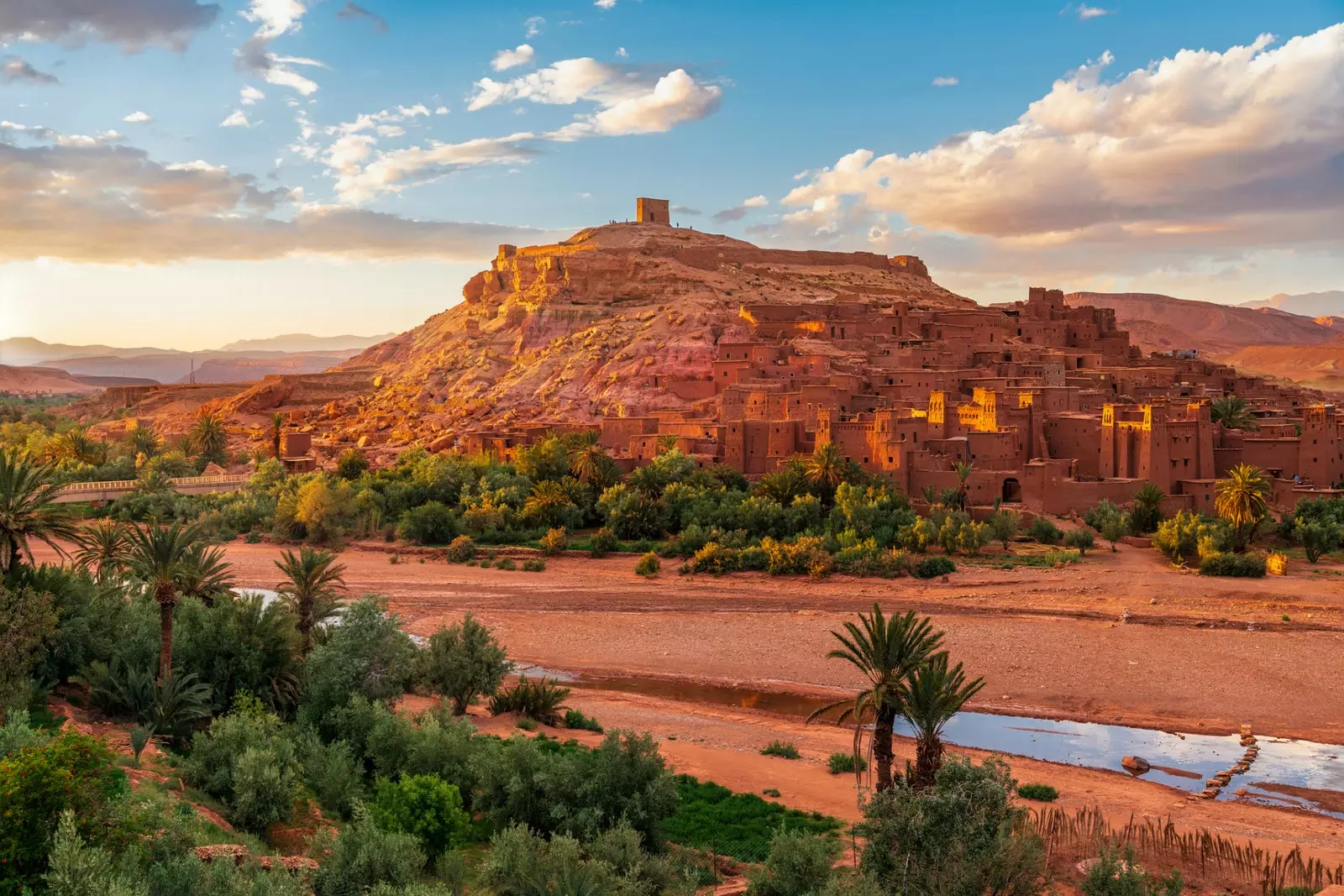 Luí na gréine os cionn seanbhaile Áit Ben Haddou i dtuaisceart Mharacó.