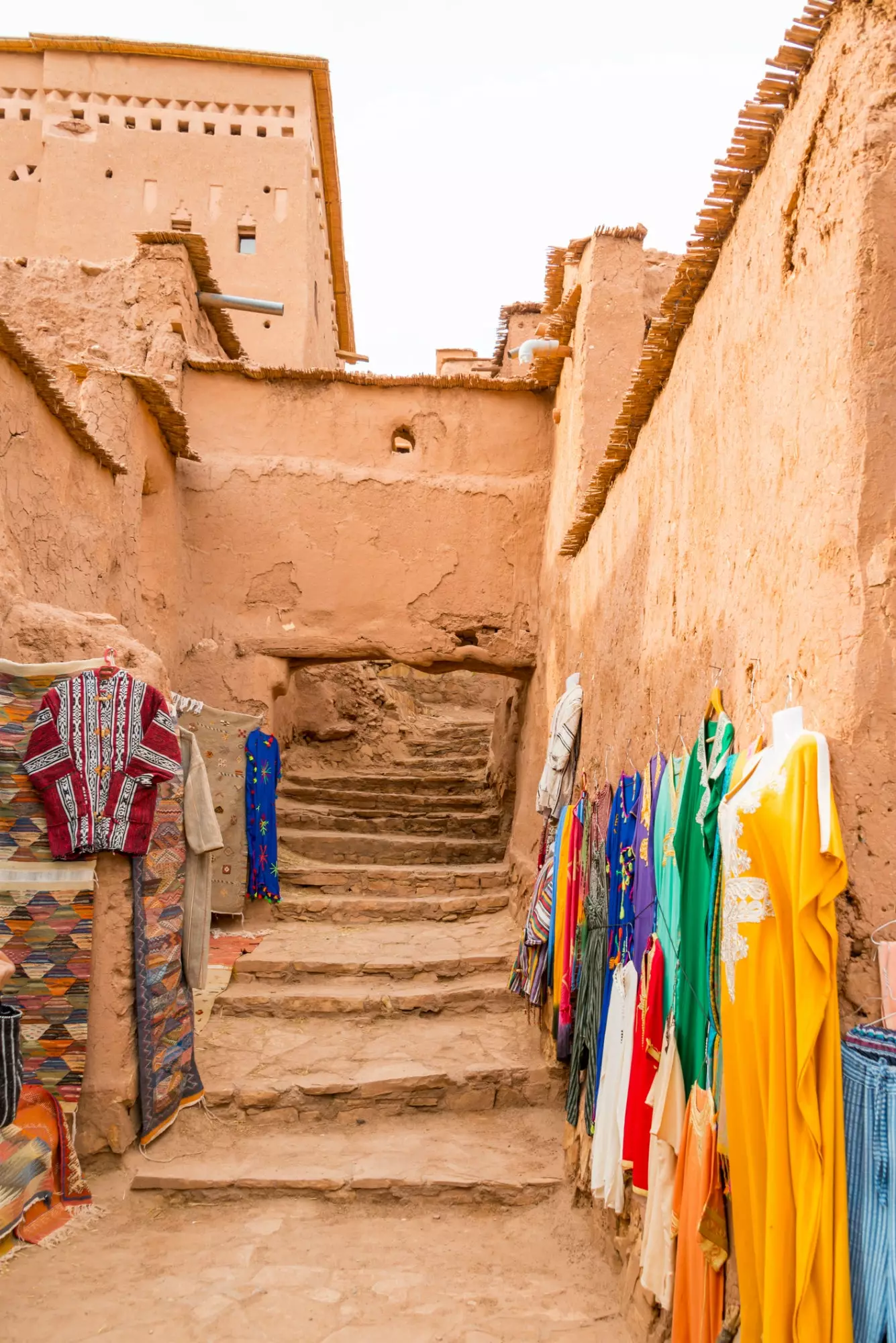 Ksar Ait Ben Haddou मोरक्को की गलियों में छोटी दुकानें।