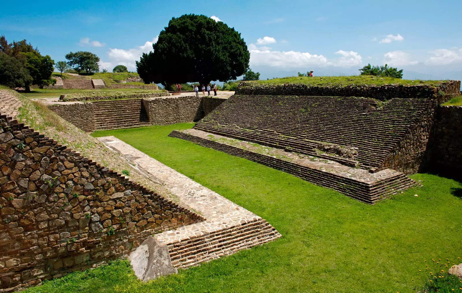 Um dos campos para o jogo de bola em Monte Alban