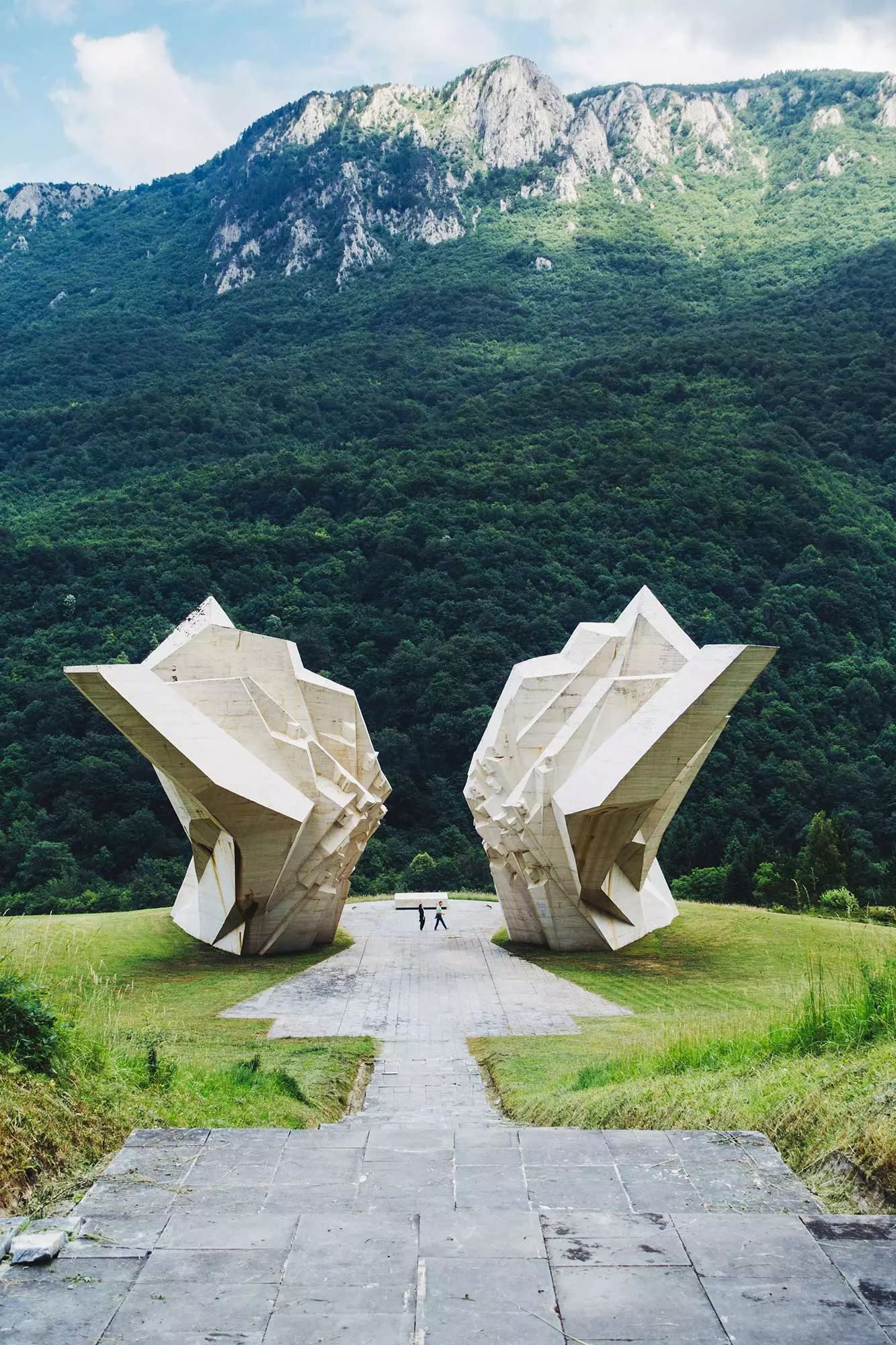 Escultura em homenagem à Batalha de Sutjeska por Miodrag Živković