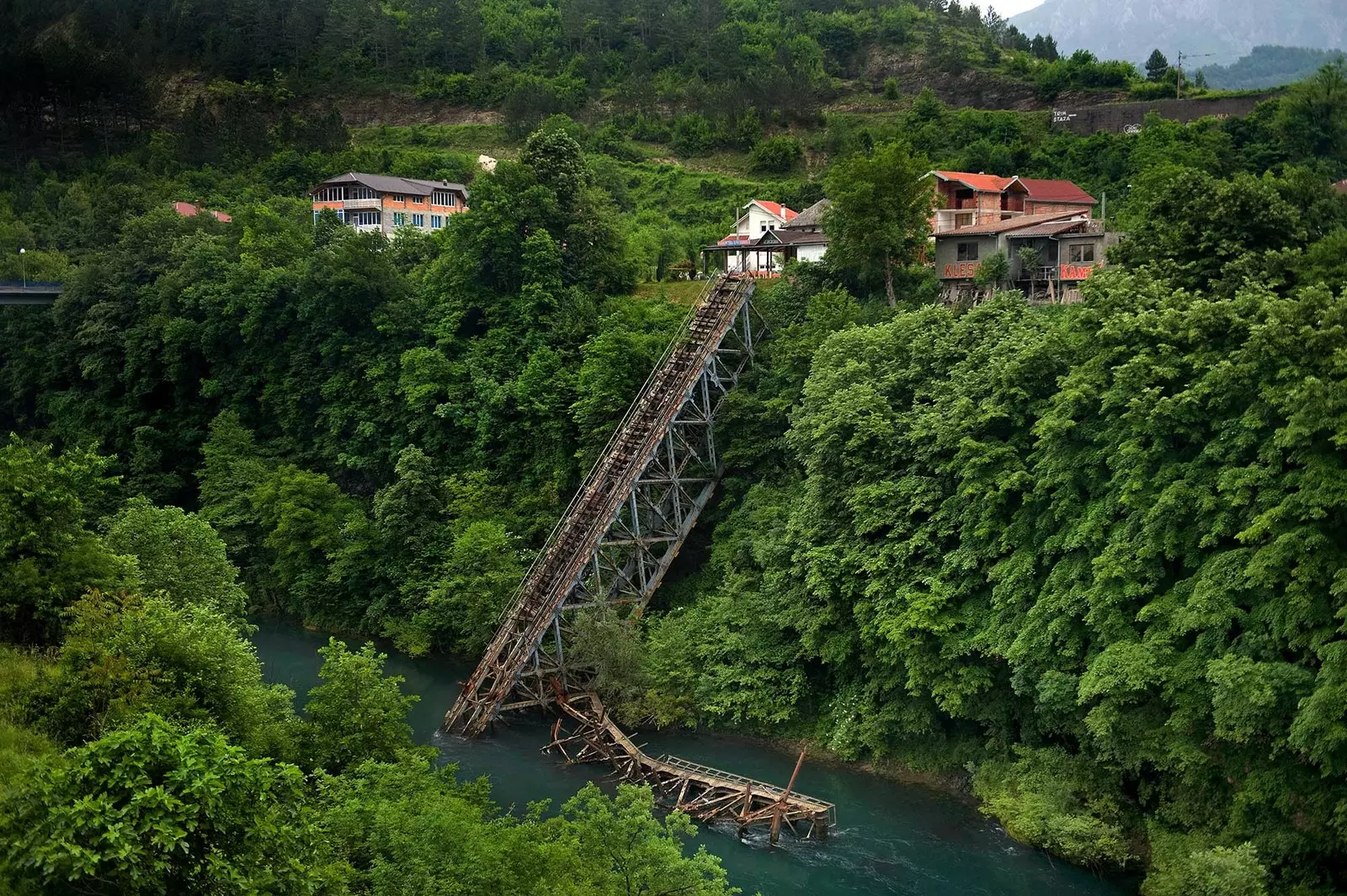 Sammenstyrtet bro over Neretva i Jablanica Bosnien