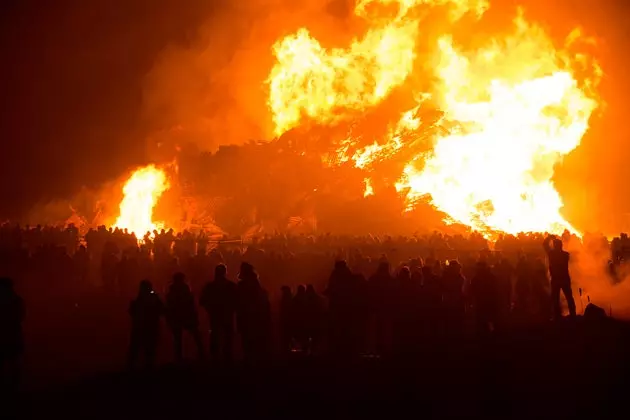 Freudenfeuer in Scheveningen